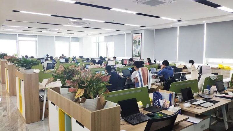 在面试中，面试官可能会询问你如何定位服务器宕机的原因。以下是一些可能的提问：